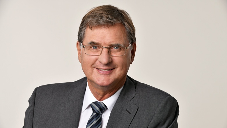 Dr. Bernhard Hausberg Dr. Bernhard Hausberg