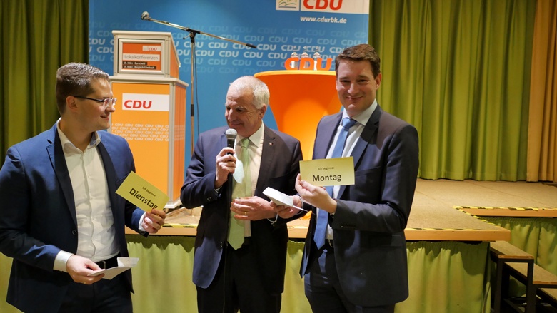 Auslosung, wer beginnt: Uwe Pakendorf und Christian Klicki bei der Lokalkonferenz in Burscheid