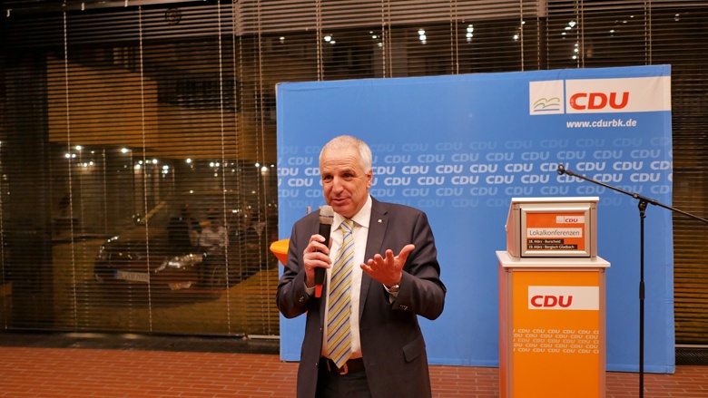 Rainer Deppe begrüßt die Mitglieder bei der Lokalkonferenz in Bensberg