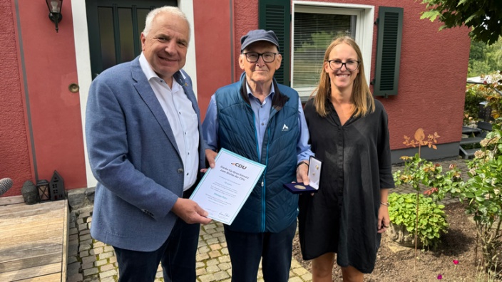 Werner Pütz aus Overath ist mit 75 Jahren Mitgliedschaft das längste Mitglied im Kreis - umrahmt von Rainer Deppe und Enkelin Hannah Schiefer