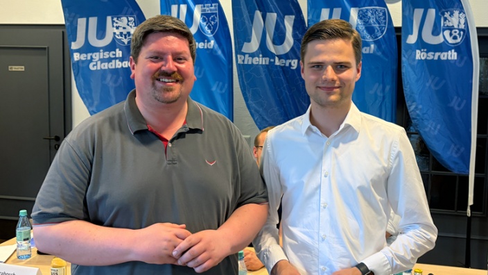 Maurice Winter gratuliert Max Rhode Maurice Winter gratuliert Max Rhode