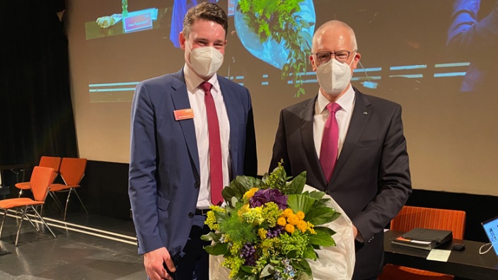 Kreisparteichef Uwe Pakendorf gratuliert Dr. Hermann-Josef Tebroke zur Aufstellung